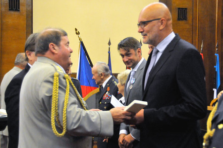 Předseda Českého svazu bojovníků za svobodu plukovník Jaroslav Vodička  předává MUDr. Igoru Krivosudskému pamětní medaili svazu 