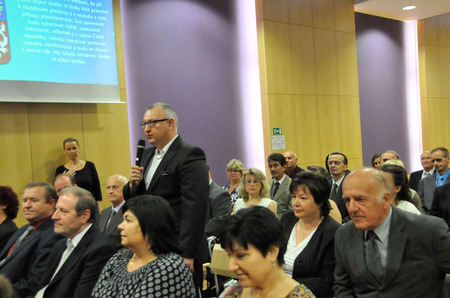 Po přečtení slibu a vyzvání každý jednotlivě, sám za sebe, pronesl: "Tak slibuji!!