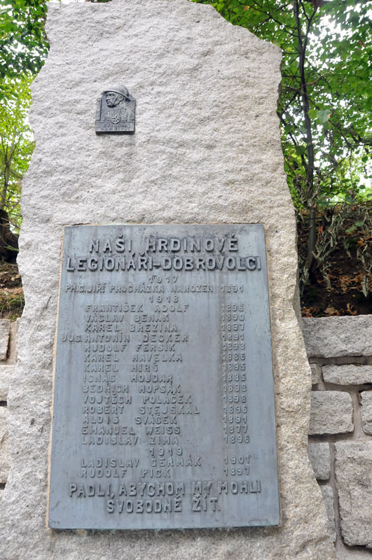 Také pamětní desky prošly rekonstrukcí. Tato připomíná legionáře z Jindřichova Hradce a okolí