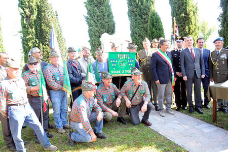 Pietního aktu u hrobu československých legionářů Aloise Štorcha a Leopolda Jeřábka se zúčastnili i italští Alpiníci