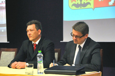 Nad regulérním průběhem slavnostního slibu bděli státní tajemník Petr Vančura a Vladimír Tetur, který má v gesci právě státní službu