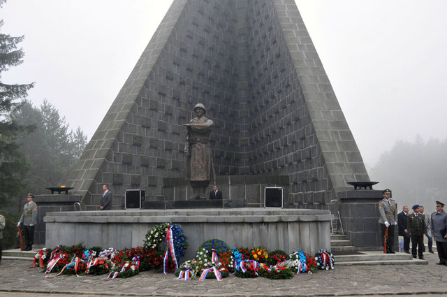 Památník hrdinům, kteří na Dukle položili své životy za naší svobodu