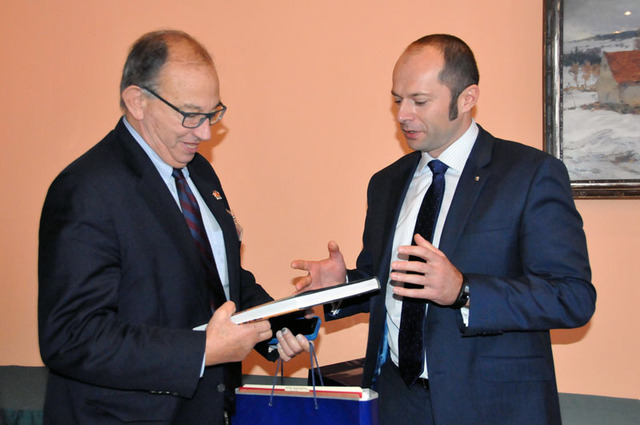 Prezidentu krajanského spolku Thomasu Dinovi, který mimo jiné vedl v roce 2008 projekt organizace Search for Common Ground usilující o zlepšení vztahů mezi USA a Sýrií, předal náměstek Pavel Beran reprezentační publikaci o Praze