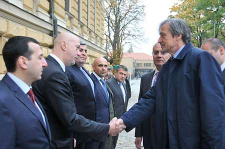 Arménský ministr obrany Seyran Ohanyan seznamuje ministra Martina Stropnického se členy své delegace