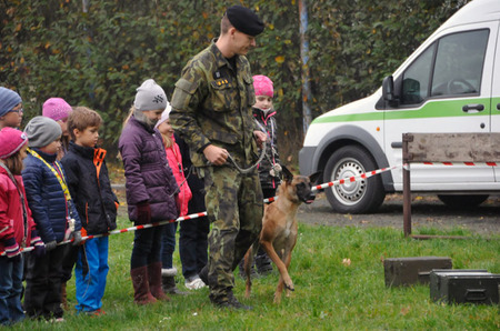 Veliký zájem dětí byl o práci kynologů Vojenské policie - na snímku předvádí ukázku z výcviku fenky belgického ovčáka Charloty, která umí vyhledávat drogy, nadrotmistr Jan Brindzik