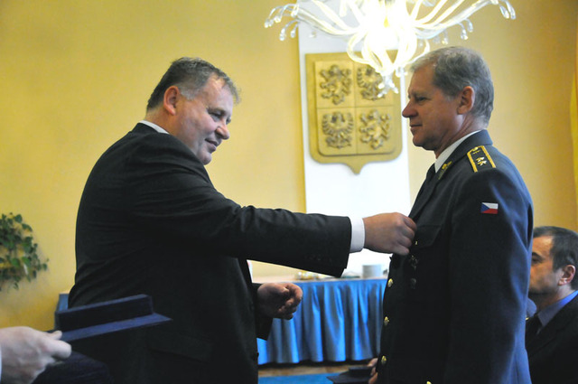 Generálmajor v záloze Jiří Kubala přebírá ocenění od náměstka Antonína Rady