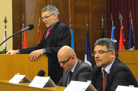 Také prezident Asociace obranného a bezpečnostníhoprůmyslu ČR Jiří Hynek uvítal možnost účastnit se dalšího dialogu s představiteli Ministerstva obrany ČR 