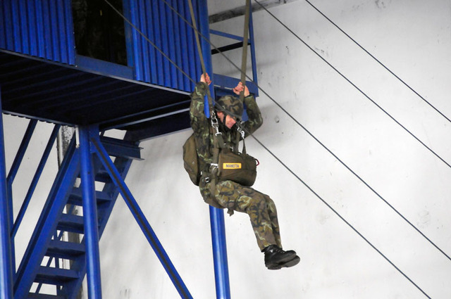 V hangáru chrudimští výsadkáři plnili v době návštěvy ministra obrany úkoly výsadkové přípravy i na tomto trenažéru