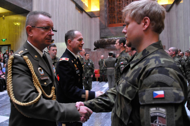 Také zástupce Společného operačního centra MO plukovník Štefan Muránský a zástupce americké ambasády v Praze blahopřáli vojákům 4. roty k uděleným vyznamenáním