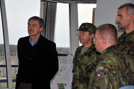 Ministr Martin Stropnický se zajímal o práci směny na řídící věži