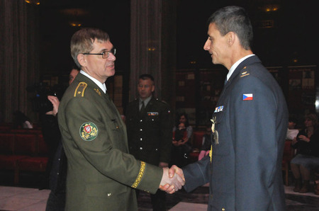 Generál Jaroslav Linhart blahopřeje k udělenému vyznamenání jednomu z účastníků zahraniční mise