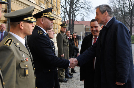 Tuniský ministr obrany Farhat Horchani představil ministru Martinu Stropnickému členy své delegace