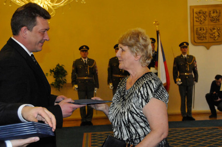 Ocenění přebírá Libuše Kořínková z Vojenské střední školy a Vyšší odborné školy MO v Moravské Třebové