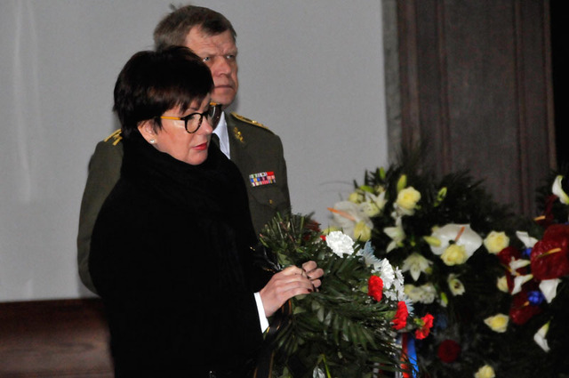 Poslední sbohem přišli dát generálu Alexanderu Beerovi náměstkyně ministra obrany Alena Netolická a náčelník Generálního štábu AČR generálporučík Josef Bečvář
