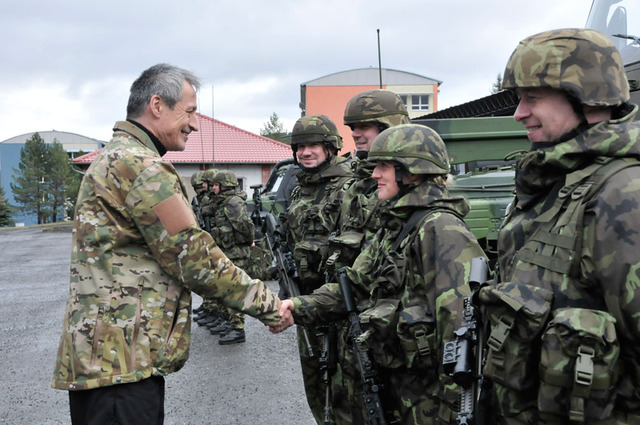 Ministr Martin Stropnický se pozdravil se všemi vojáky a vojákyněmi, kteří se účastnili ukázky a zajímal se o podmínky služby v Jincích