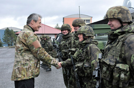 Ministr Martin Stropnický se pozdravil se všemi vojáky a vojákyněmi, kteří se účastnili ukázky a zajímal se o podmínky služby v Jincích