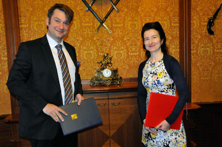 Oba představitelé si vyměnili podepsané mezinárodní smlouvy