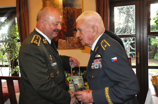 K životnímu jubileu blahopřeje generálu Emilu Bočkovi také zástupce náčelníka GŠ OSSR generál Pavel Macko