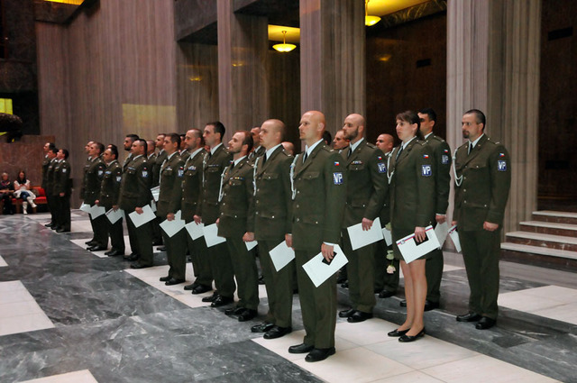 Čerstvá krev Vojenské policie převzala služební průkazy a certifikáty o absolvování základního odborného kurzu VP