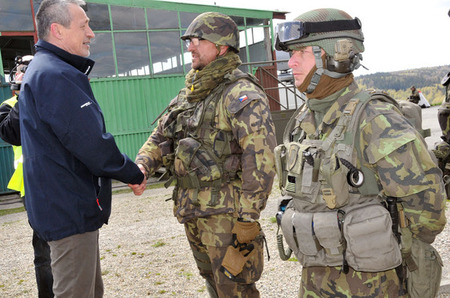 Ministr obrany navštívil cvičení Hradba 2016, záložníkům za službu poděkoval 
