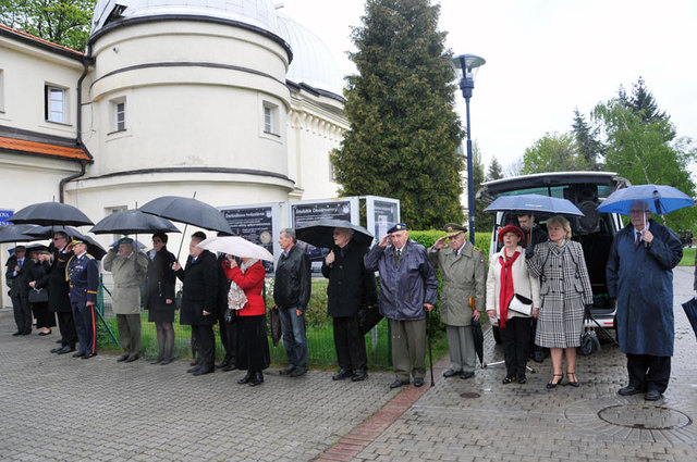 Čestní hosté pietní vzpomínky u petřínské Štefánikovy hvězdárny