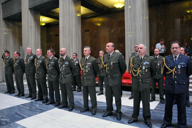 Část vojáků z povolání a občanských zaměstanců, kteří  převzali ocenění za dlouhodobé dosahování výtečných výsledků ve služební činnosti a mimořádné zásluhy o AČR