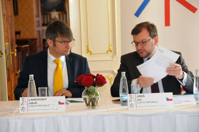 Českou delegaci vedl a  role hostitele se ujal náměstek pro řízení sekce obranné politiky a strategie MO Jakub Landovský (na snímku vlevo spolu s ředitelem odboru obranné politiky Sekce obranné politiky 
a strategie Ministerstva obrany České republiky Janem Jirešem)
