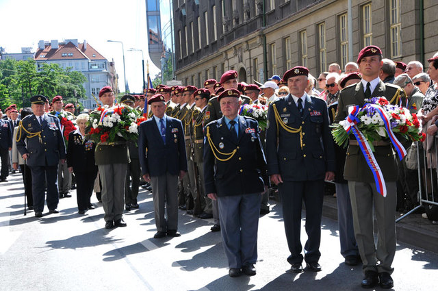 Památce svých předchůdců se přišli poklonit také členové výsadkových klubů