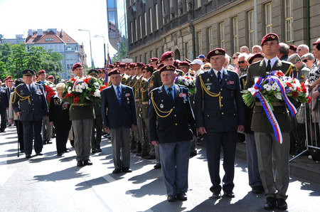 Památce svých předchůdců se přišli poklonit také členové výsadkových klubů