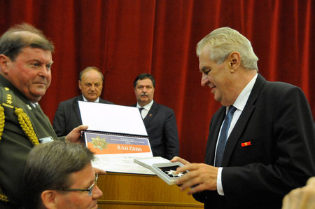 Čestný člen ČSBS prezident Miloš Zeman obdržel od předsednictva svazu ocenění a poděkování za podporu, kterou věnuje Českému svazu bojovníků za svobodu