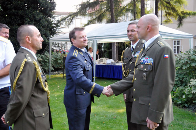 Kapitánu Marku Jeřábkovi blahopřeje generál Petr Mikulenka