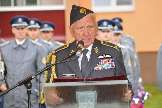 Občany Svidníku a účastníky vzpomínkového setkání pozdravil také jeden z posledních žijících druhoválečných pilotů RAF generál Emil Boček, který ocenil, že i přes nepřízeň počasí se setkání účastní mnoho lidí