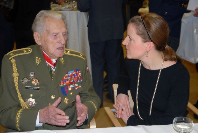 V živém rozhovoru bylo možné zastihnout ministryni obrany také s druhoválečným veteránem generálem Alexandrem Beerem