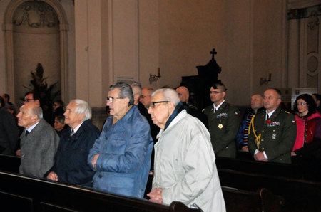 Účastníci bohoslužby věnované obětem válečných konfliktů