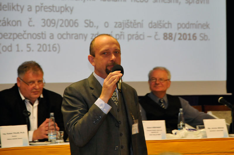 O některých aktuálních  změnách v zákonech a vyhláškách hovořil předseda Stálého výboru pro legislativu při Radě vlády pro BOZP Robert Křepinský
