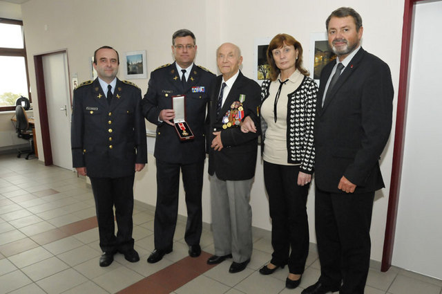 Hlavní aktéři dnešní malé slavnosti v Ústřední vojenské nemocnici v pražských Střešovicích