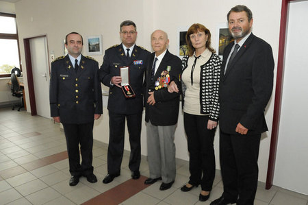 Hlavní aktéři dnešní malé slavnosti v Ústřední vojenské nemocnici v pražských Střešovicích