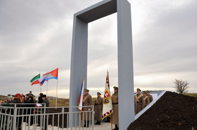 Slavnostní otevření nového památníku ČsOL na vrchu Sokolka nedaleko obce Verchnij Uslon