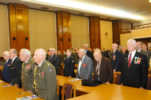 Účastníci slavnostního shromáždění, které se konalo  u příležitosti 70. výročí bojů o Kyjev a pravobřežní Ukrajinu