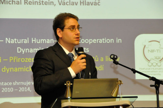 Michal Reinštein z ČVUT Praha referoval o možnostech využití robotiky a autonomních sytémů v armádních aplikacích. Předsatvil robota, kterého vyvinuly týmy ze šesti evropských univerzit a stal se už pomocníkem záchranářů