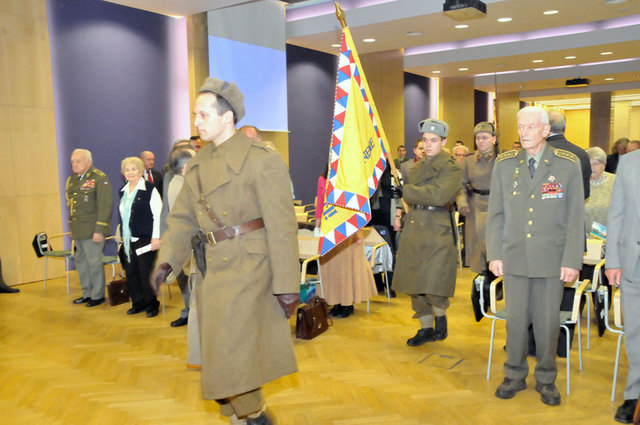 Přinesení bojového praporu 1.čsl. armádního sboru, který pro konání konference zapůjčil Vojenský historický ústav