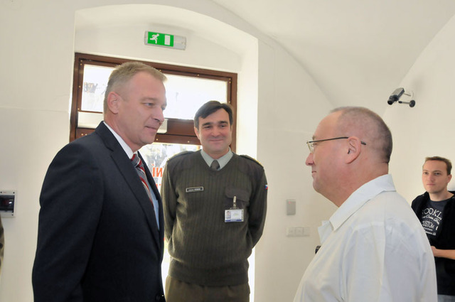 Ministr obrany se v nemocnici potkal také s lékařem Mojmírem Mrvou, který se jako vojenský chirurg zúčastnil celkem osmi zahraničních misí
