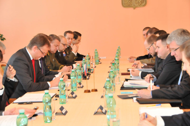 Jednání za českou stranu vedl první náměstek ministra obrany Daniel Koštoval