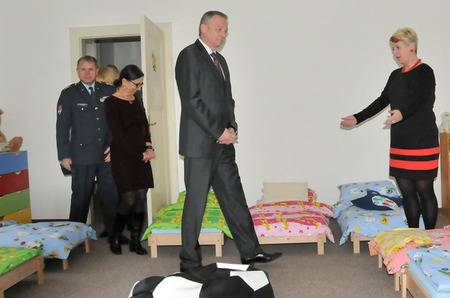 Ministr obrany si prohlédl také interiéry předškolního zařízení, které bylo dnes slavnostně otevřeno