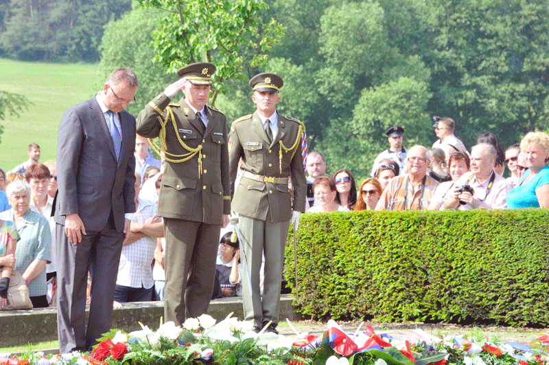 Památku lidické tragédie uctili také náměstek ministra obrany Daniel Koštoval a zástupce náčelníka GŠ AČR generálmajor Jaroslav Kocián