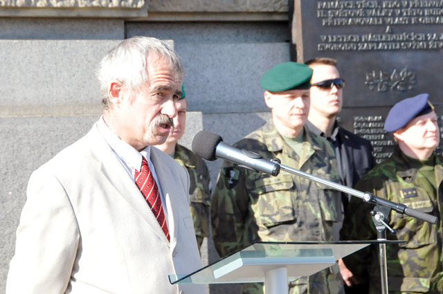 Historik Jaroslav Láník je jedním z autorů výstavy, která byla otevřena před GŠ AČR v Praze, Dejvicích