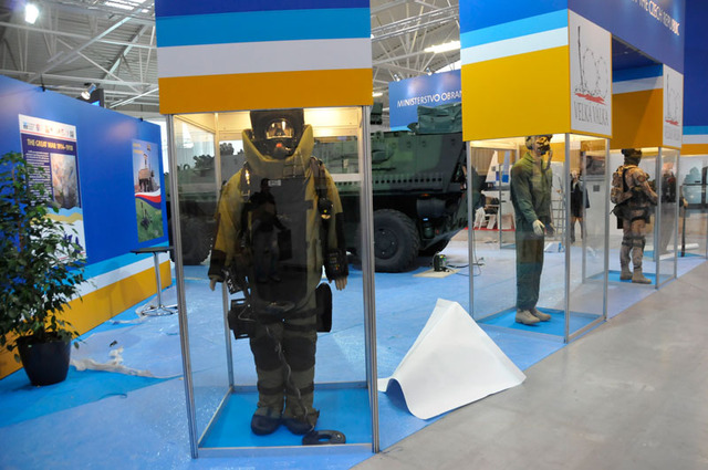 Kontrast mezi současnými vojáky a vojáky z legií představuje i výstroj a výzbroj dnešního pyrotechnika