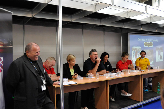 Jednou z úspěšných doprovodných akcí úvodního dne veletrhu byla také beseda reprezentantů ASC Dukla Praha s návštěvníky