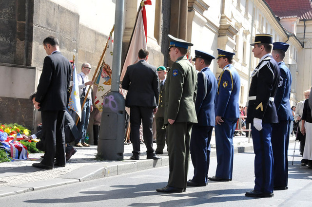 Památce statečných parašutistů, kteří zde v Resslově ulici obětovali své životy, se poklonili také někteří vojenští představitelé ambasád akreditovaní v Praze