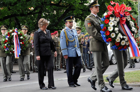 Smuteční věnec prezidenta republiky Miloše Zemana k pamětní desce připomínající popravu generála Píky a dalších důstojníků a vojáků československé armády položili Libuše Benešová a plukovník Martin Machatý